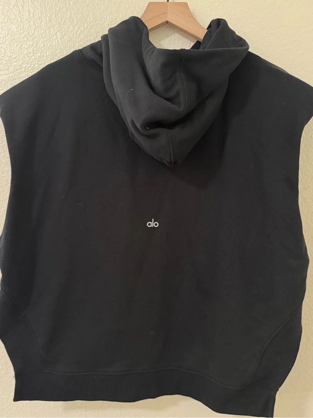 NBW ALO Yoga Black Sleeveless Hooded Muscle sweatshirt
